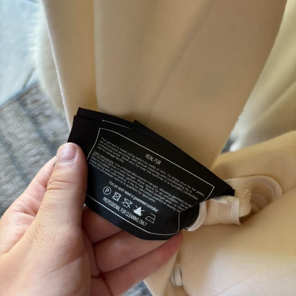 GORSKI Cream Cape with White Fur Trim - Picture 5 of 9